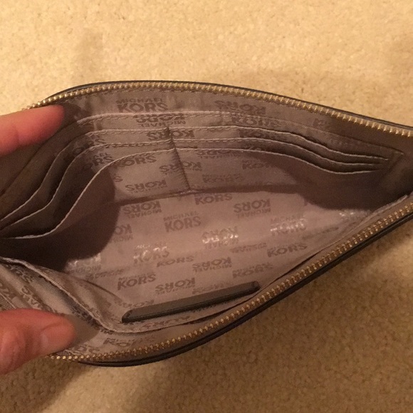 Michael Kors wristlet/ Clutch - Picture 5 of 8